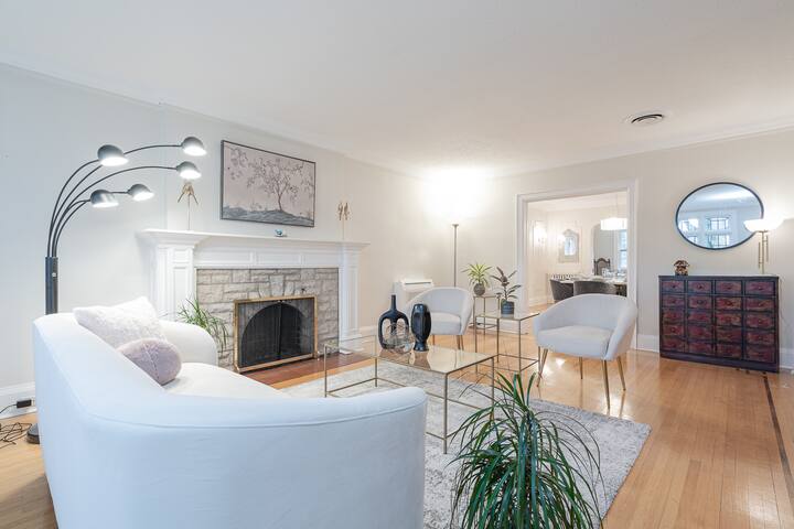 Charming 5-Bedroom Forest Hill Home gallery image 5