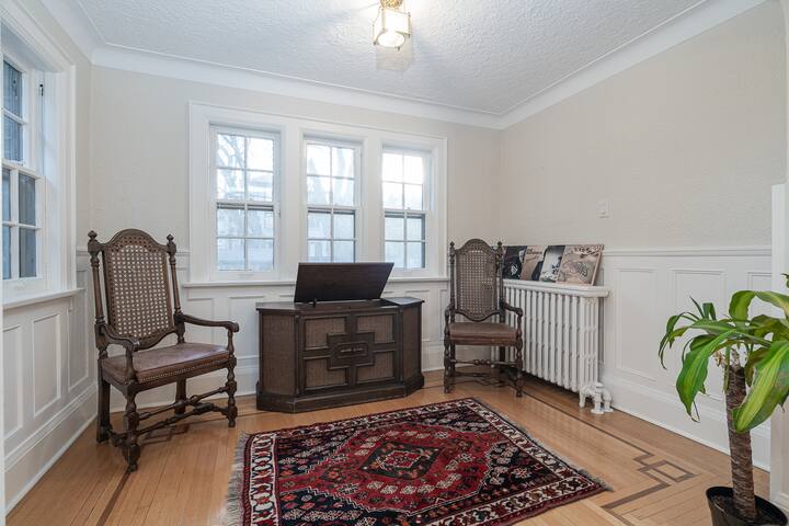 Charming 5-Bedroom Forest Hill Home gallery image 4