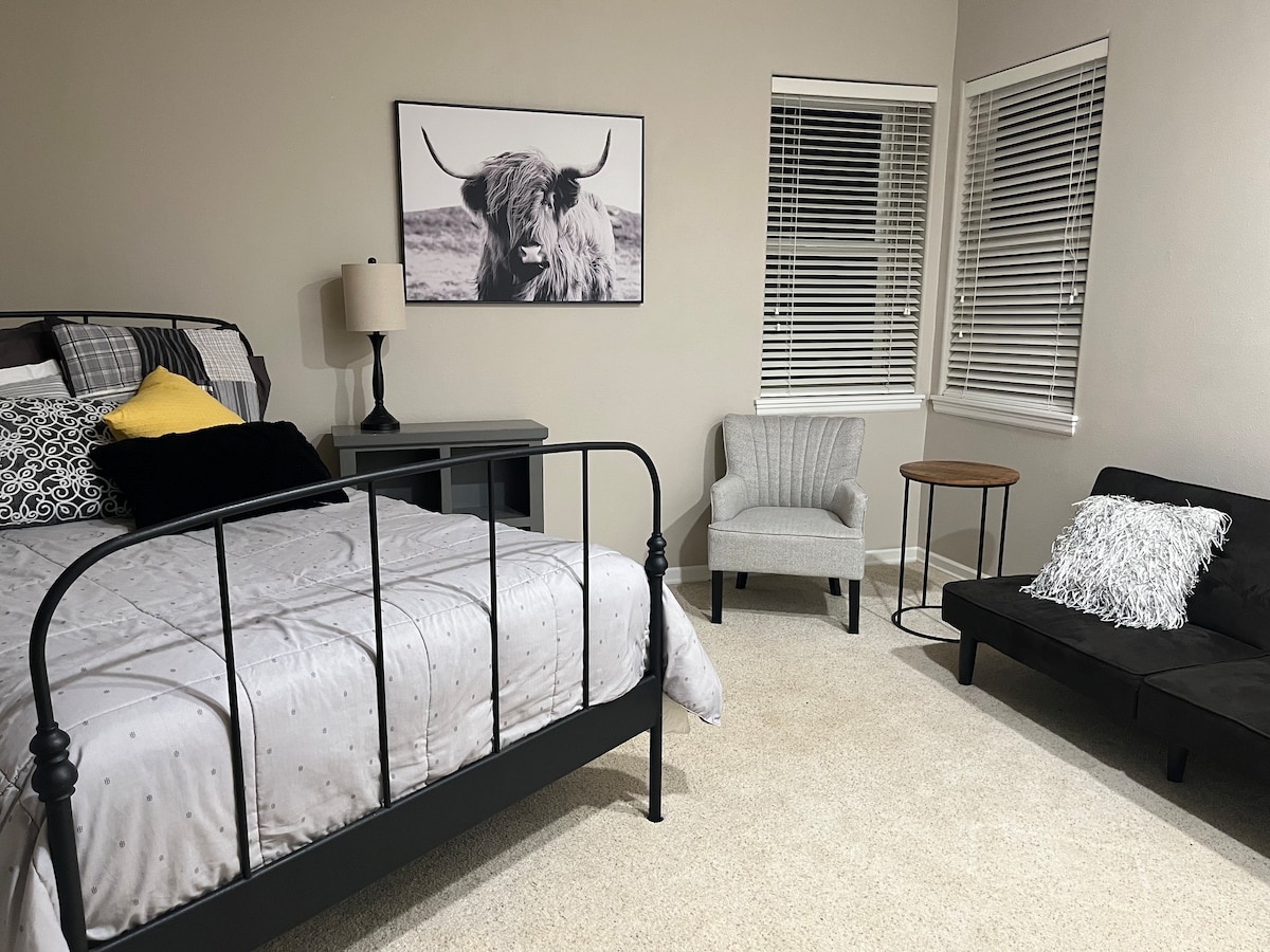 Corral ponúka výhľad na našu hobby farmu, manželskú posteľ a dvojča v futónovom štýle.