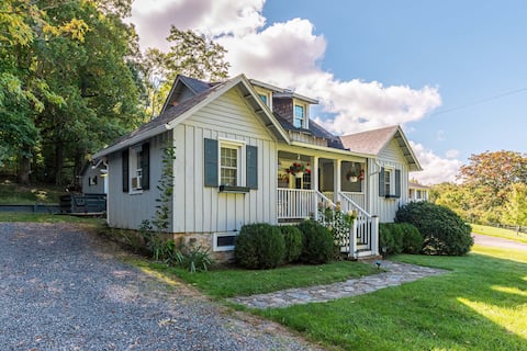 *Updates in 2025!* Historic 1905 Cordwood Cottage!