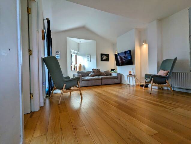 Wonderful Dublin House | Beach | Train Station gallery image 2