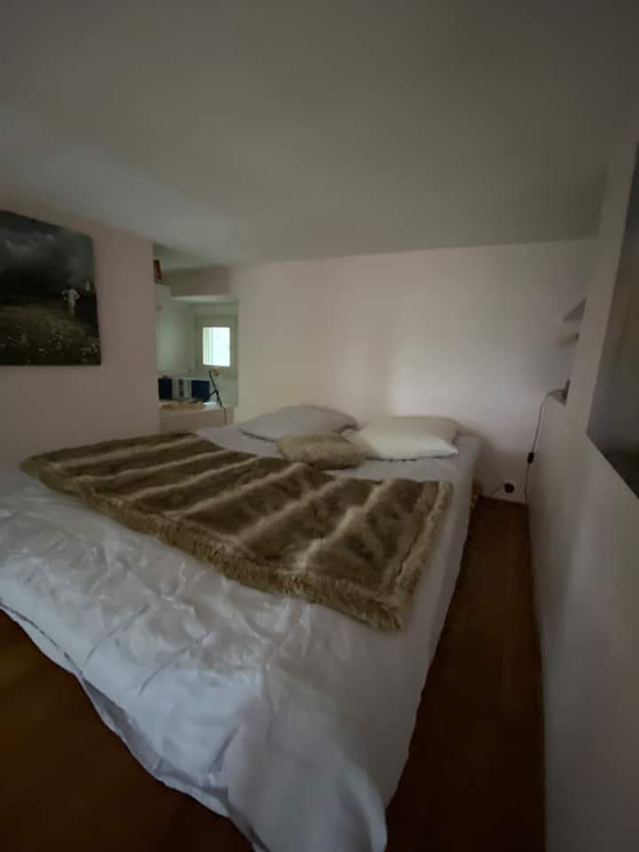 Kitanda cha sentimita 160 kwenye mezzanine