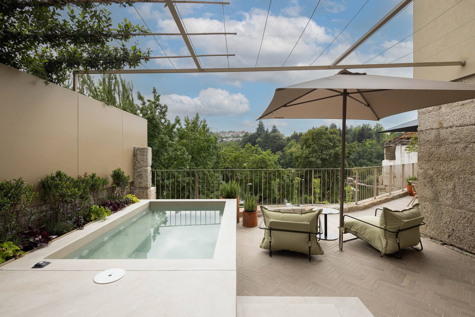 Private Heated Pool/Jacuzzi all Year River Views