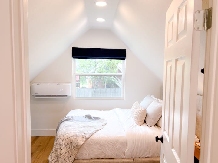 Spavaća soba s roletama za zamračivanje i nevjerojatnom klima-uređajem!