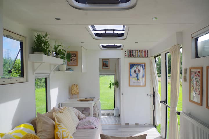 The Mobile Library, Off-grid Haven By A Lake. - İngiltere