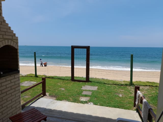 Entire home with 2 bedrooms in Rio Das Ostras - Casinha de praia, pé na areia.