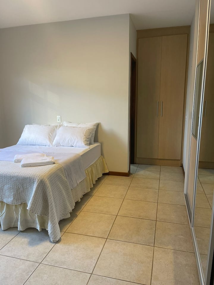 Спалня 1 с двойно легло, самостоятелна баня и климатик