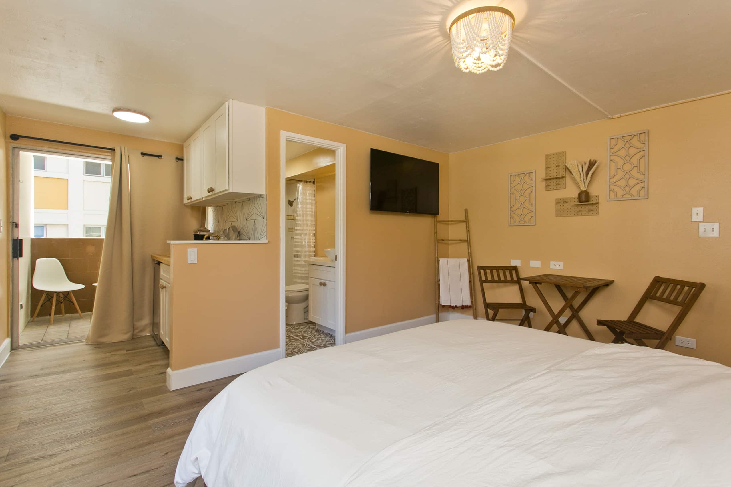 Boho Studio, Central Waikiki, 1 Block to Beach - Photo 11
