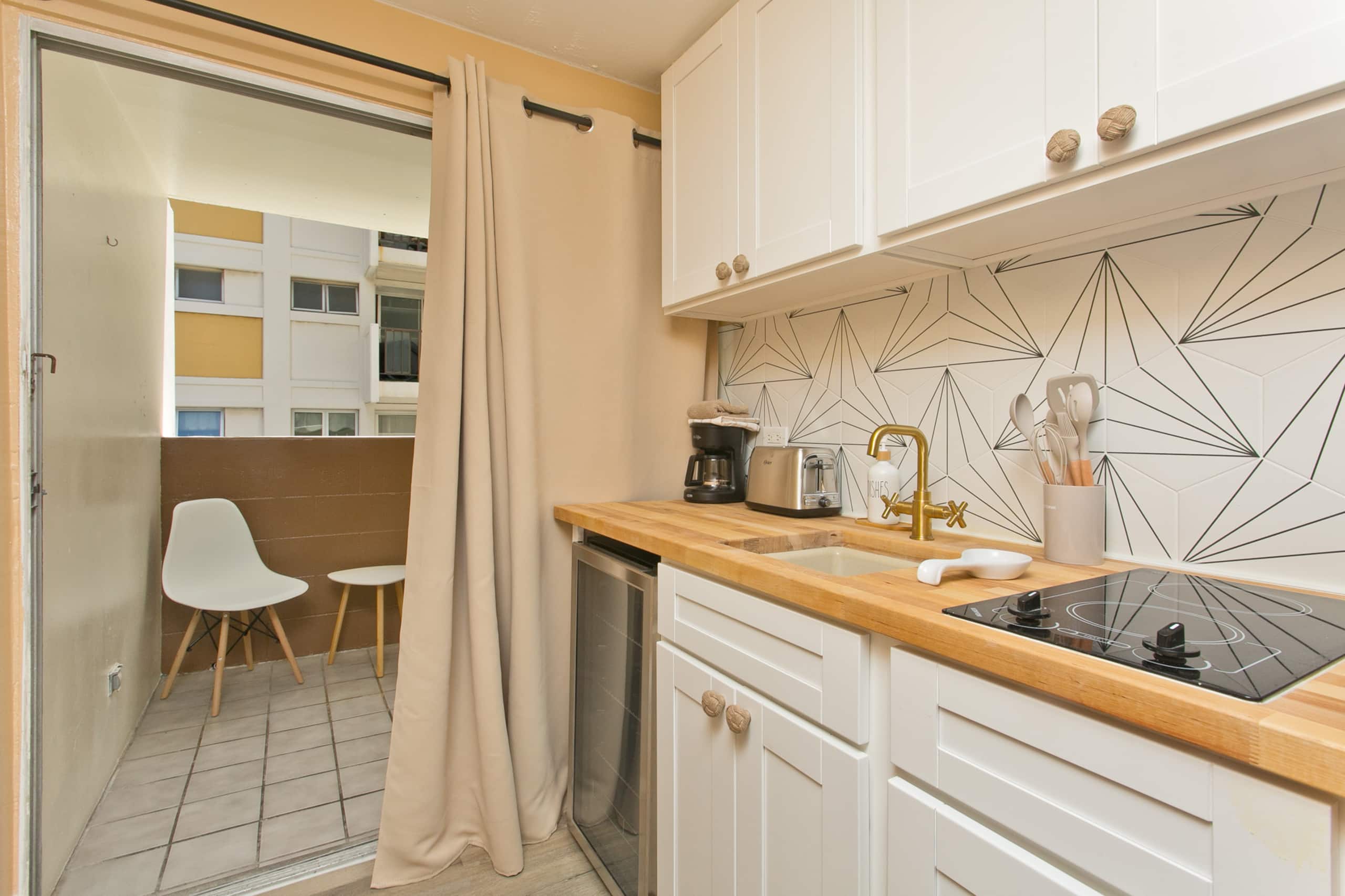 Boho Studio, Central Waikiki, 1 Block to Beach - Photo 3