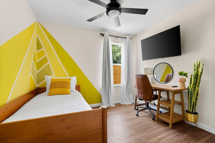 Pata uzoefu wa ubunifu na tija katika chumba chetu mahiri cha manjano, kamili na kituo rahisi cha kazi. Chumba hicho kiko hai na ukuta wa pembetatu unaovutia, unaotoa mazingira ya kuhamasisha na yenye nguvu kwa ajili ya kazi zako na mapumziko.