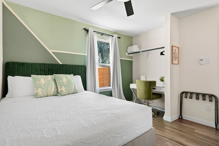 Ingia kwenye chumba chetu cha kijani chenye kuburudisha, kilicho na kituo mahususi cha kazi. Sehemu hii tulivu na yenye tija imeundwa kwa ajili ya mchanganyiko mzuri wa umakini na mapumziko.