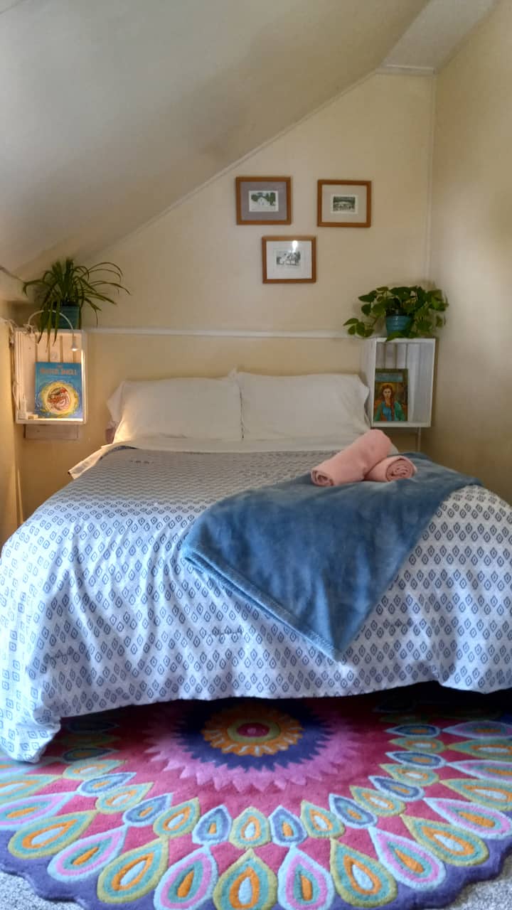 ห้องที่ 3 - มีเตียง Dbl และเพดานลาดชันมาก (ห้องนี้ยังมีโซฟาปรับนอนขนาดเล็กในห้องด้วย)