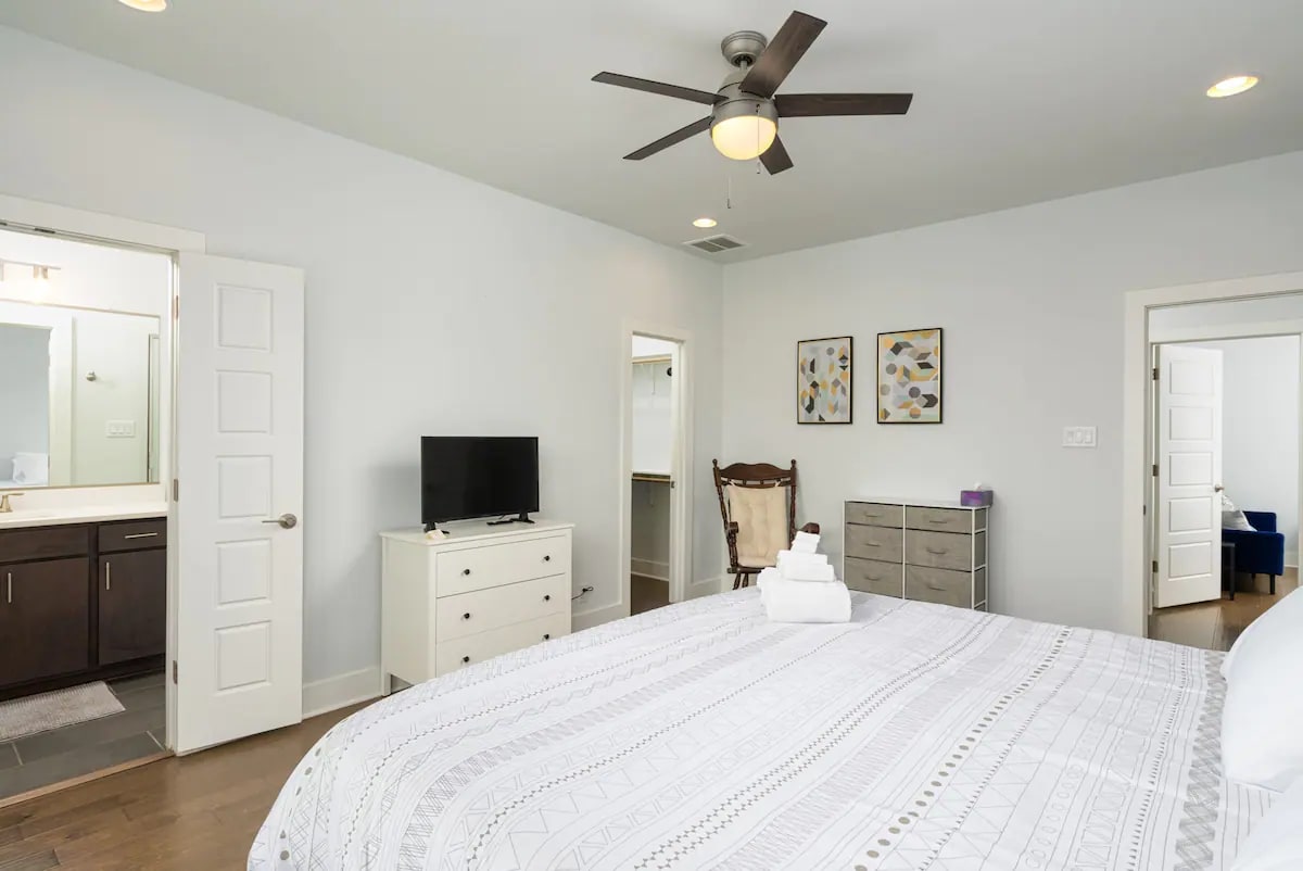 Მთავარი საძინებელი ფართო დიდი საწოლით, დიდი კარადა და სააბაზანო სადგამიანი საშხაპით. 