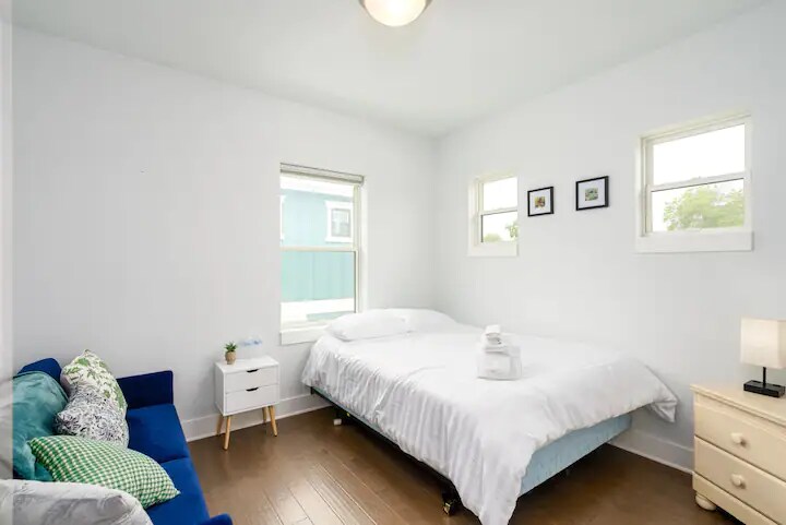 Დამატებითი ორადგილიანი საწოლი ტახტით, რომელიც გარდაიქმნება საწოლად ძილის დამატებითი ვარიანტების მისაღებად. 