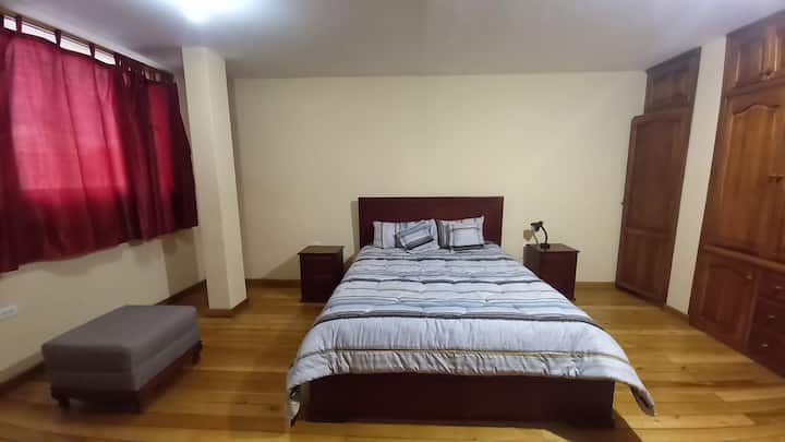 Голяма спалня със собствена баня и голям гардероб и чекмедже