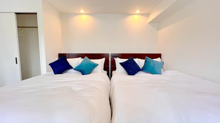 お部屋にダブルベッド2台ございます。