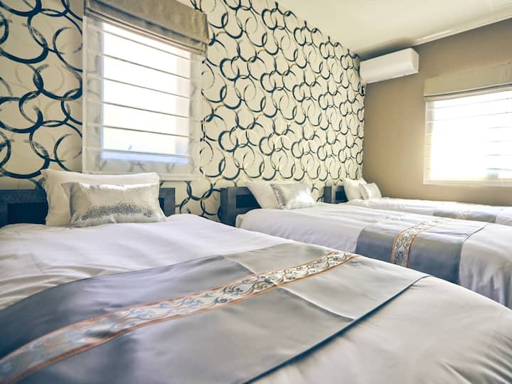 合計3つの寝室があります。2つ目は、シングルベッドが3台。
Triple room (3 single beds)