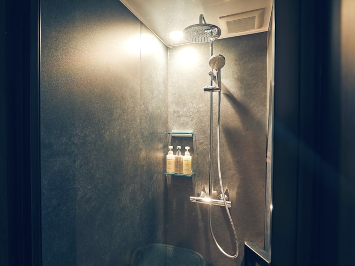 2つ目の浴室はシャワールーム。人気のレインシャワー搭載しています。

2階の眺めバスルームの他、寝室の近くにシャワールームがあります 
1階。


