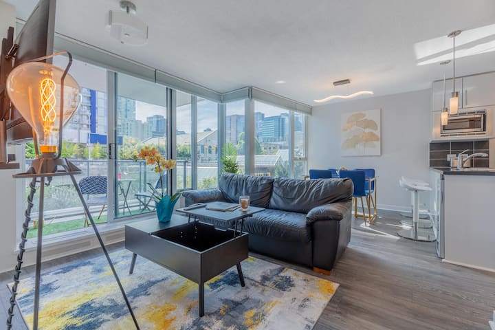 Steps to BC Place l Pool/Hot Tub/Gym/AC