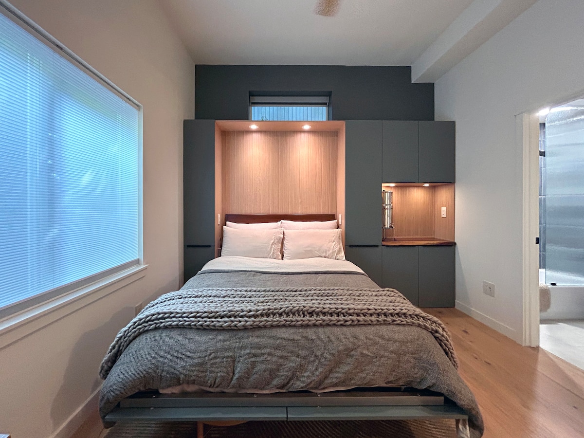 Პარაშუტის სახლის თეთრეული ამ კომფორტული საწოლისთვის.