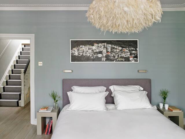 Stunning 5 bed London home w EV charger gallery image 5