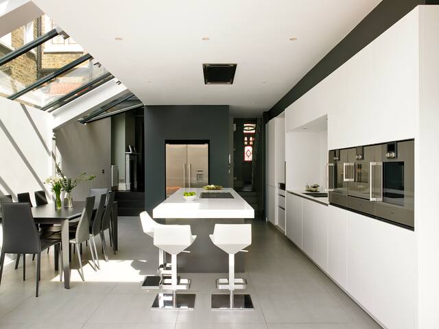 Stunning 5 bed London home w EV charger gallery image 4