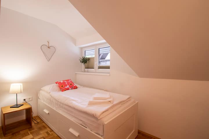 Terza camera da letto (letto 80 x 190 cm)