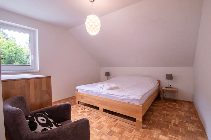 Camera da letto principale (letto: 180 cm x 200 cm)