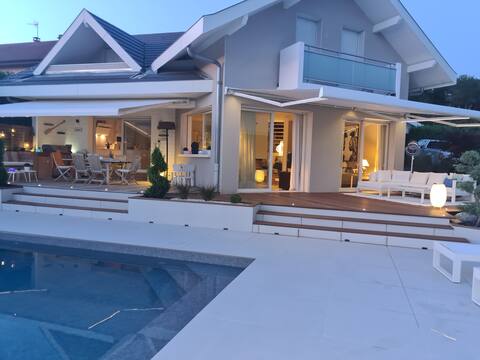 Villa between lake and mountains