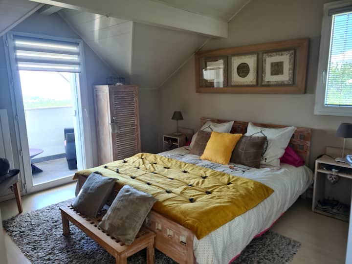 Dhoma e parë kryesore e gjumit me banjë private ( dush)