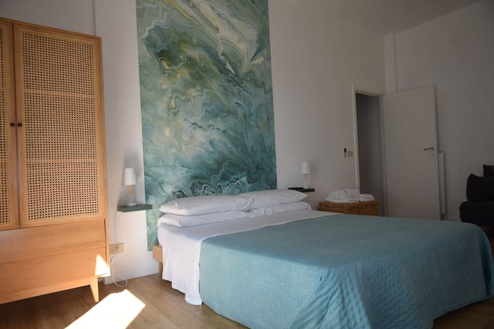 Camera matrimoniale, armadio a due ante