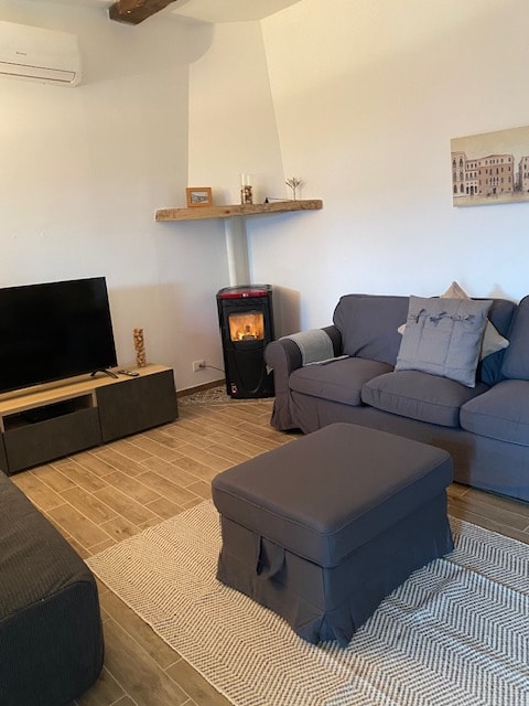 Sala de estar con cómodos asientos .
Estufa de pellets de madera para las noches más frías en primavera y otoño .