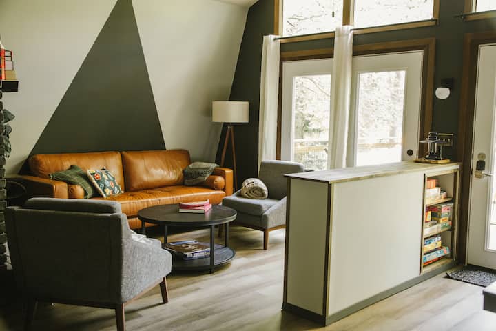 Quiet Lake Retreat: Speakeasy, Hottub, Escape Room - Spring Lake, WI