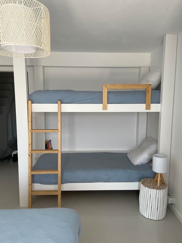 Საძინებლის ორსართულიანი საწოლები ტერასით