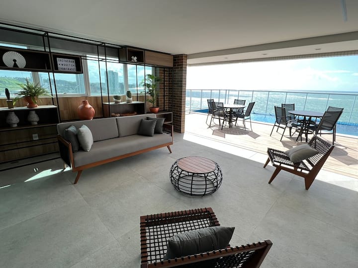 مساحة مغطاة على سطح سطح حمام السباحة