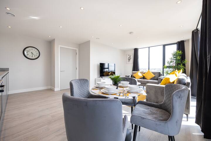 Contemporary 3 bedroom Apartment gallery image 4