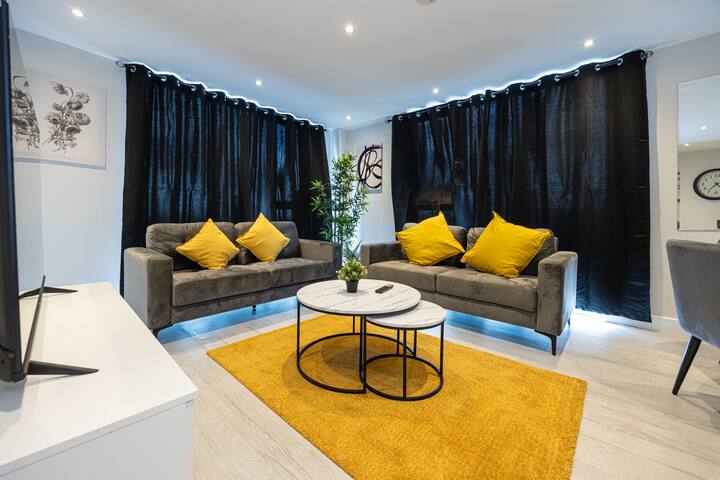 Contemporary 3 bedroom Apartment gallery image 3