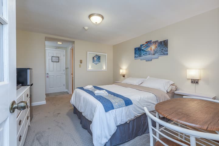 Lakeside Hotel Room. - Pittsfield, NH