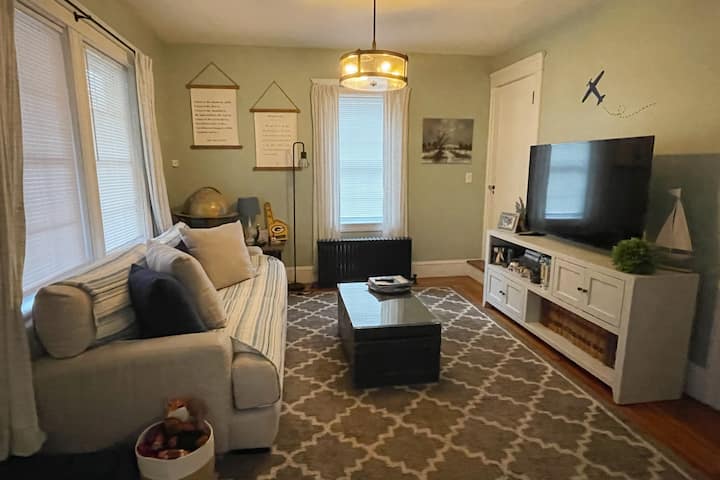 Dog Friendly, Fenced Yard, Walk To Everything! - Rhode Island