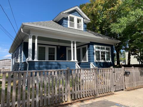 Dog Friendly, Fenced Yard, Walk to Everything!