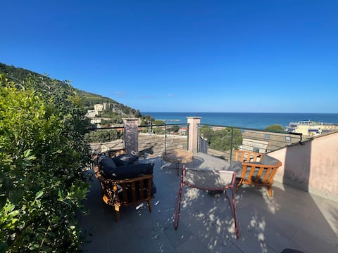 The window overlooking the sea of Levanto