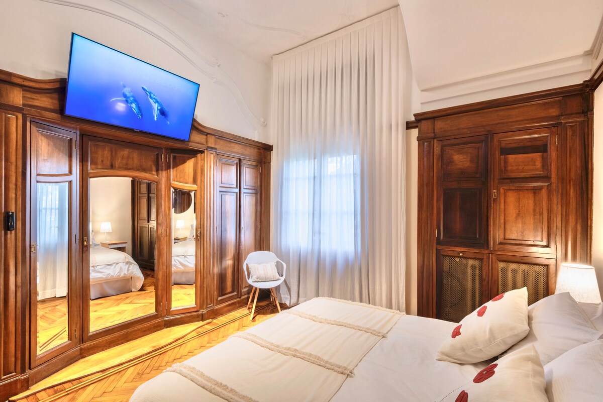 Kwenye ghorofa ya pili utapata vyumba 3 na 55" Samsung Smart TV, MATUNDU Wi-Fi na kiyoyozi. Vipofu vya umeme na udhibiti wa mbali vitafanya mapumziko yako, furaha ya kweli. 