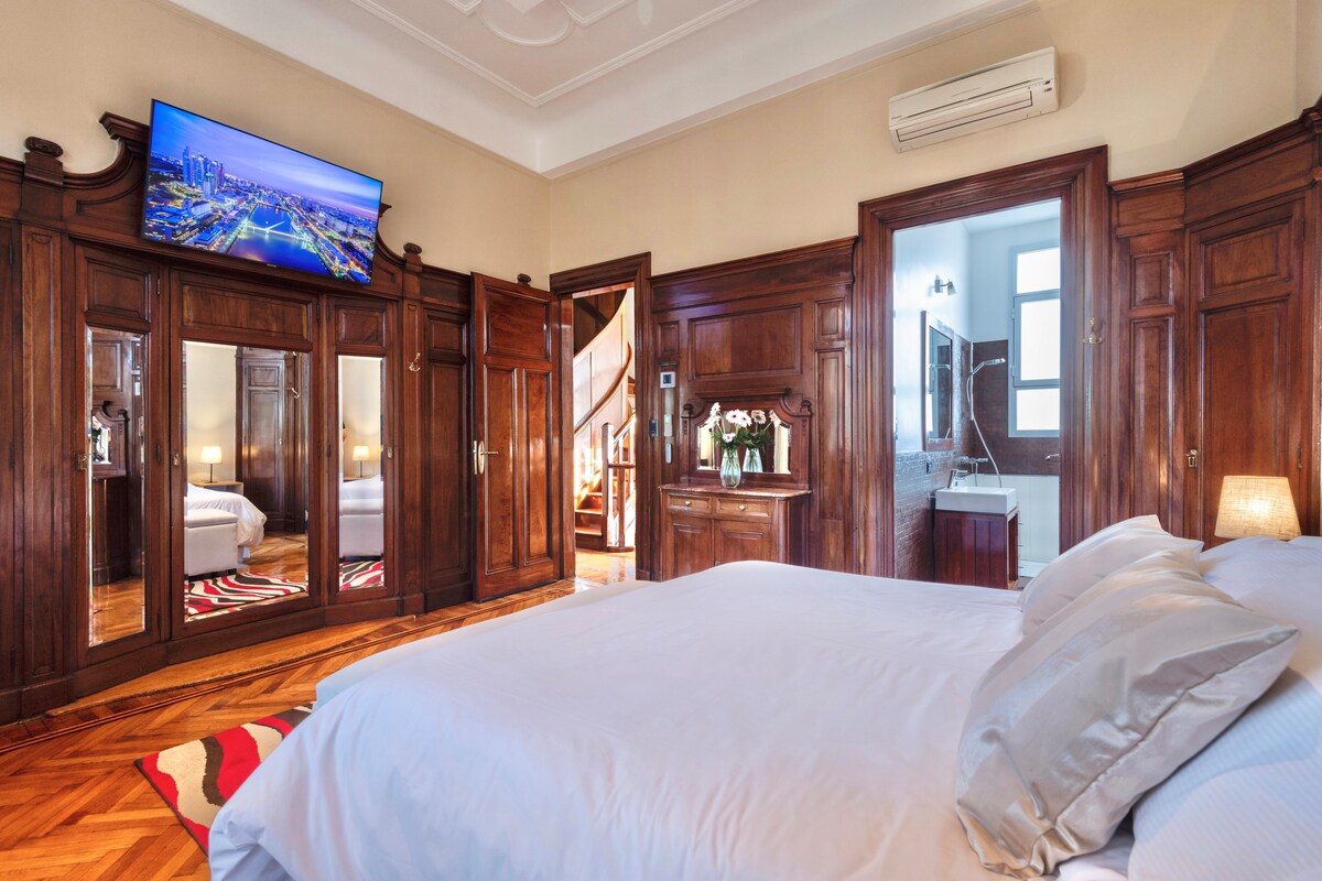 Kwenye ghorofa ya pili utapata vyumba 3 vya kulala, vyote vikiwa na 55" Samsung Smart TV, kiyoyozi, inapokanzwa, vipofu vya umeme, Wi-Fi ya kasi. Chumba hiki cha bafu.