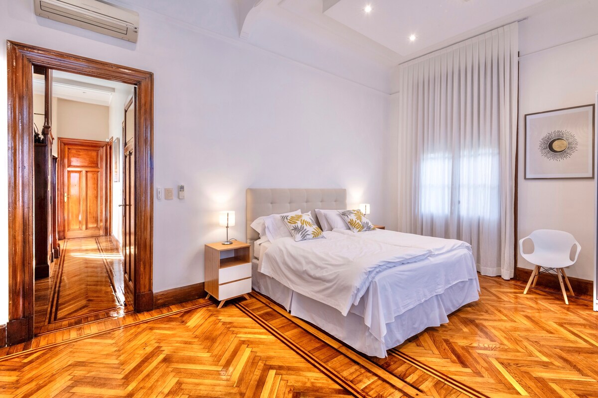 Kwenye ghorofa ya pili, kuna vyumba 3 vya kulala vya kujitegemea. Wote na 55"Samsung smart TV na upatikanaji wa Netflix, HBO na Amazon mkuu. Kiyoyozi na vipofu vya umeme katika vyumba vyote.