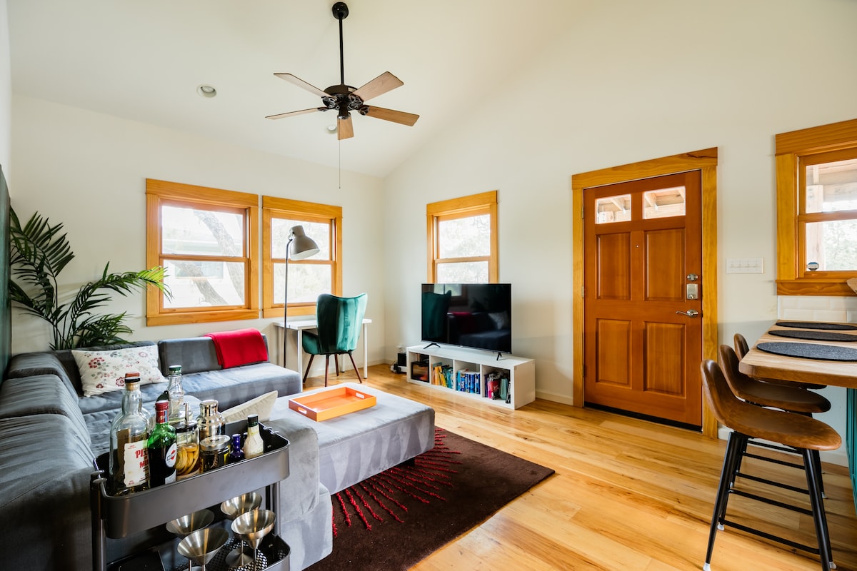 Secluded & central Hyde Park casita | Porch | WiFi