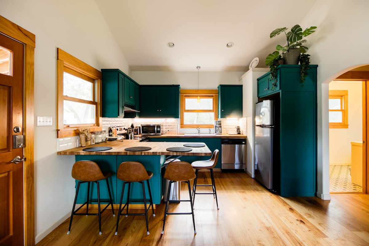 Secluded & central Hyde Park casita | Porch | WiFi