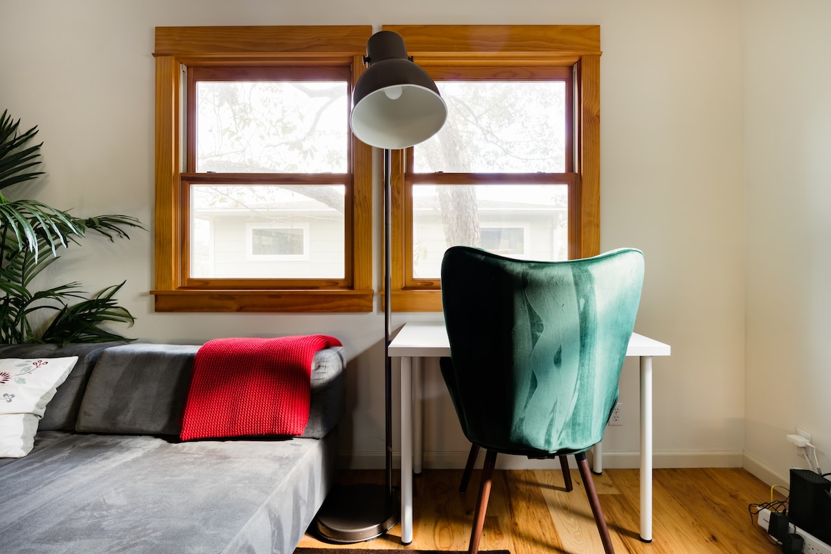 Secluded & central Hyde Park casita | Porch | WiFi