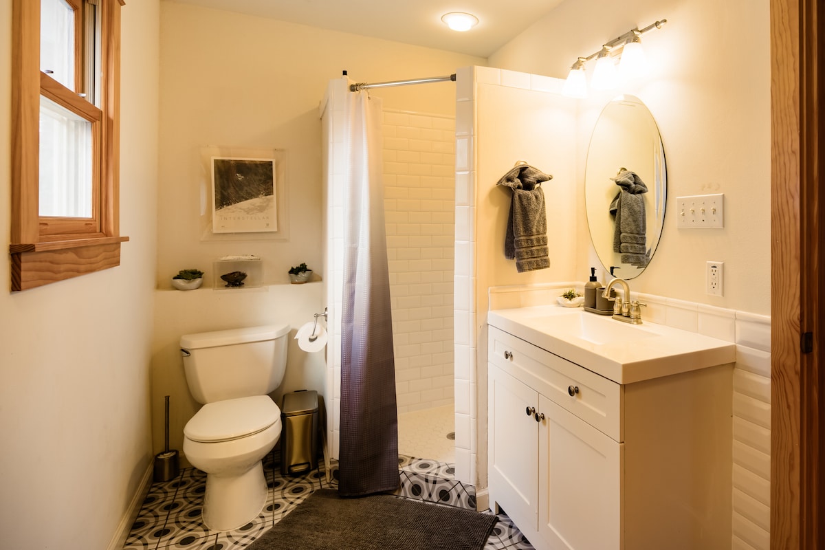 Secluded & central Hyde Park casita | Porch | WiFi
