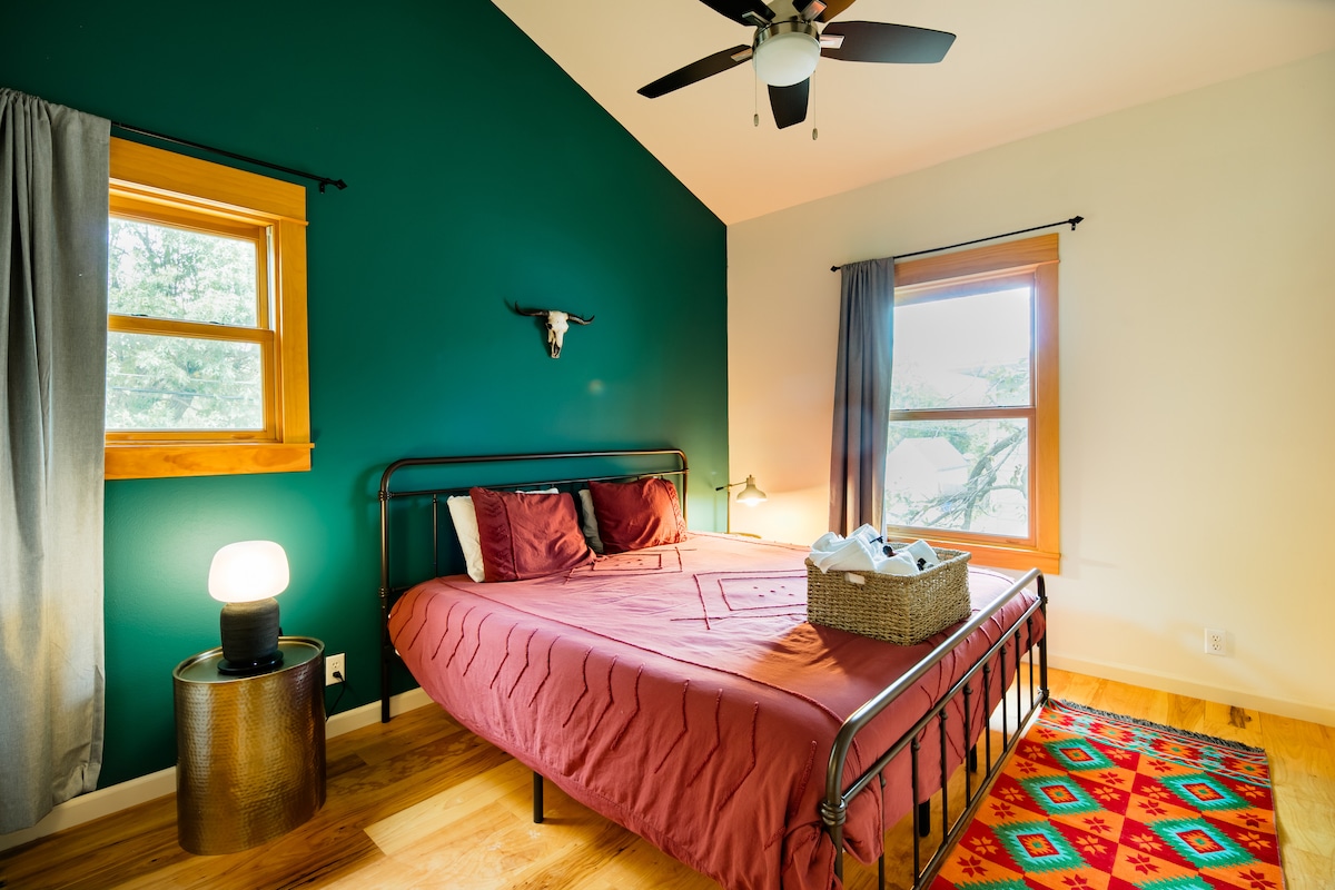 Secluded & central Hyde Park casita | Porch | WiFi