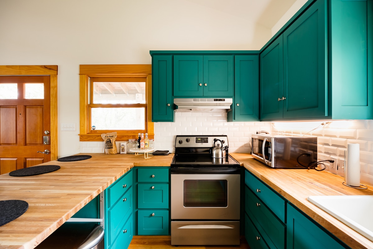 Secluded & central Hyde Park casita | Porch | WiFi
